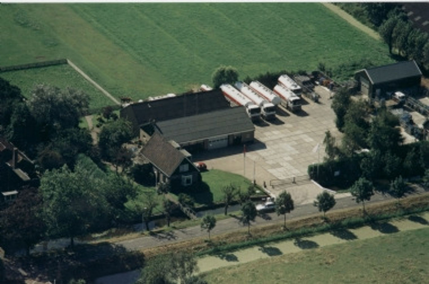 luchtfoto oliecombinatie van der Veen